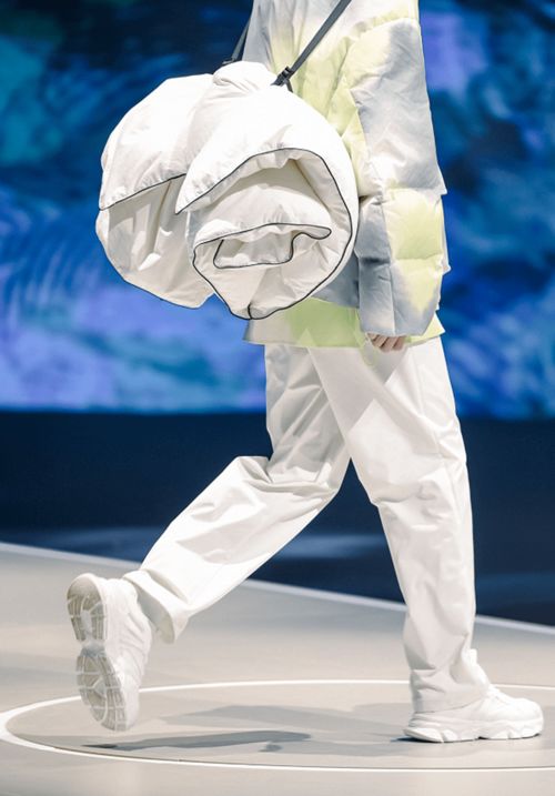 聯(lián)名 跨界 創(chuàng)新設(shè)計羽絨 gxg首發(fā)羽絨行業(yè)超級品類